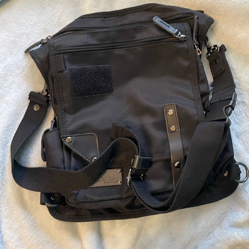 Ukoala Bigfoot in triple black. Gunmetal hardware.